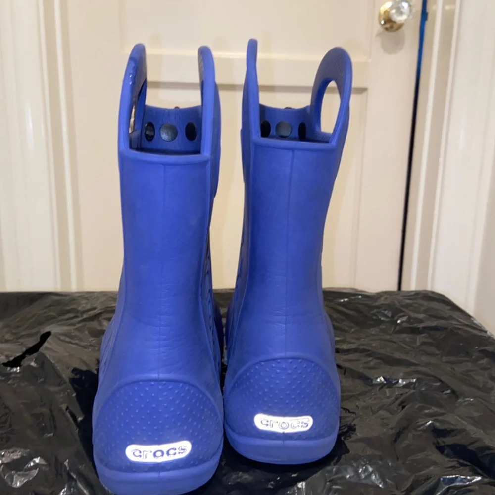 BOY’S SZ 2, CROCS BLUE HANDLE IT RAIN BOOTS